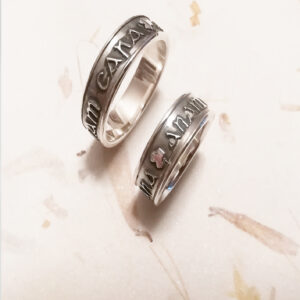 Par de alianzas de boda Anam Cara en plata 925 con grabado celta.