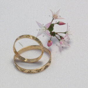 Par de alianzas finas de oro 18kt con diseño de nudo triqueta celta