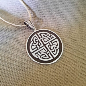 Dije circular de plata 925 con diseño intrincado de nudo celta perenne